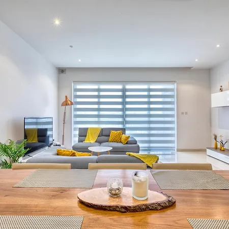 Stylish 3br In With Private Terrace By 360 Estates Apartment